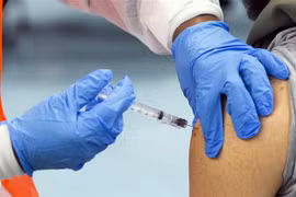 Dịch COVID-19: Chuyên gia Mỹ đề xuất tiêm liều vaccine tăng cường