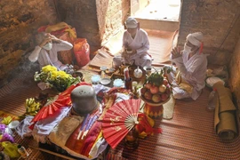 Nghi lễ cúng tháp Pô Sah Inư trong ngày Tết Ka Tê của đồng bào Chăm