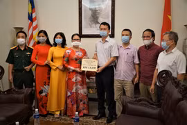 Đại sứ quán Việt Nam tại Malaysia tiếp nhận ủng hộ Quỹ vaccine 