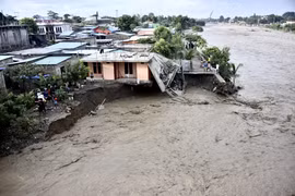 Nhà cửa bị tàn phá do lũ quét tại thủ đô Dili, Timor Leste ngày 4/4/2021. (Ảnh: AFP/TTXVN)
