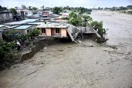 Nhà cửa bị tàn phá do lũ quét tại thủ đô Dili, Timor Leste ngày 4/4/2021. (Ảnh: AFP/TTXVN)