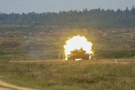 Xe tăng Việt Nam nhả đạn tại lượt thi đấu thứ 3 tại Army Games 2021. (Ảnh: Trần Hiếu/TTXVN)