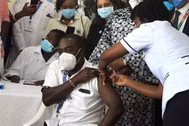 Nhân viên y tế tiêm vaccine phòng COVID-19 cho người dân tại Nairobi, Kenya. (Ảnh: THX/TTXVN)