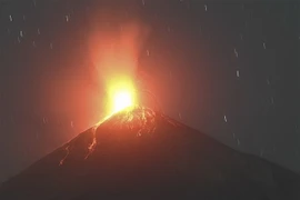 Núi lửa Fuego ở miền Trung Guatemala phun trào. (Ảnh: AFP/TTXVN)