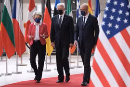Chủ tịch Ủy ban châu Âu Ursula von der Leyen (trái), Tổng thống Mỹ Joe Biden (giữa) và Chủ tịch Hội đồng châu Âu Charles Michel (phải) tại cuộc gặp ở Brussels, Bỉ ngày 15/6. (Ảnh: THX/TTXVN)