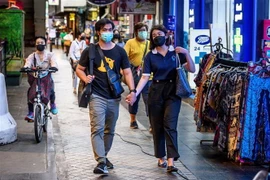 Người dân đeo khẩu trang phòng lây nhiễm COVID-19 tại Bangkok, Thái Lan. (Ảnh: AFP/TTXVN)
