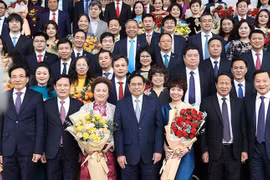 Thủ tướng Phạm Minh Chính với các doanh nghiệp, doanh nhân tiêu biểu. (Ảnh: Dương Giang/TTXVN)