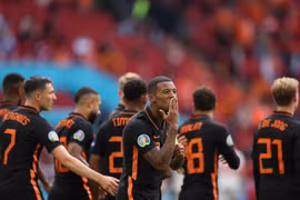 Tiền vệ Hà Lan Georginio Wijnaldum (trái) ăn mừng cùng đồng đội sau khi ghi 2 bàn thắng liên tiếp vào lưới Bắc Macedonia. (Ảnh: AFP/ TTXVN)