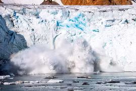 Băng lở tại sông băng Apusiajik ở gần Kulusuk, Greenland. (Ảnh: AFP/ TXVN) 