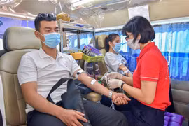 Thanh niên, sinh viên tham gia hiến máu cứu người trong mùa dịch. (Ảnh: Hồng Giang/TTXVN)