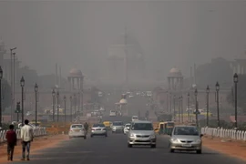 Khói mù ô nhiễm bao phủ bầu trời tại New Delhi, Ấn Độ. (Ảnh: AFP/TTXVN)