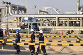 Công nhân công ty dầu Aramco làm việc tại nhà máy chế dầu Abqaiq của Saudi Arabia. (Ảnh: AFP/TTXVN)