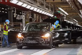 Bên trong nhà máy của Tesla. (Ảnh: THX/TTXVN)