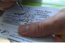 Mỹ truy tố 15 đối tượng mua bán giấy chứng nhận giả tiêm vaccine 