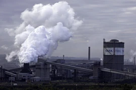 Khí thải phát ra từ một nhà máy ở Scunthorpe, Anh. (Ảnh: AFP/TTXVN)