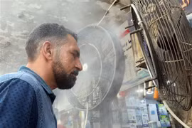 Người dân giải nhiệt trong thời tiết nắng nóng ở Baghdad, Iraq, ngày 29/6. (Ảnh: THX/TTXVN)