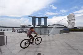 Singapore cho điều trị COVID tại nhà, Indonesia đối mặt làn sóng mới