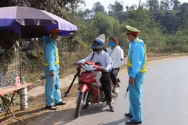 Lực lượng chức năng tại một chốt kiểm soát. (Ảnh minh họa. Xuân Tiến/TTXVN)