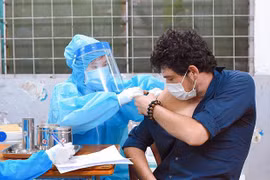 TP. HCM bắt giam người sắp xếp tiêm vaccine không đúng đối tượng 