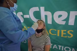 Ca nhiễm COVID tăng, Nam Phi cân nhắc tiêm vaccine bắt buộc 