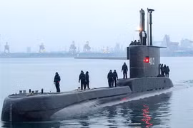 Tàu ngầm KRI Nanggala 402 neo tại căn cứ hải quân ở Surabaya, Indonesia. (Ảnh: AFP/TTXVN)
