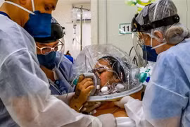Điều trị cho bệnh nhân nhiễm COVID-19 tại bệnh viện ở Sao Leopoldo, Brazil. (Ảnh: AFP/TTXVN)