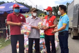 Quảng Ngãi tặng quà Trung Thu cho trẻ em tại khu vực phong tỏa
