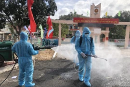 Lực lượng quân đội thuộc Tiểu đoàn Hoá học số 21, Quân đoàn 3 tiến hành phun dung dịch khử khuẩn tại thị xã Ayun Pa và Ia Pa. (Ảnh: Quang Thái/TTXVN)