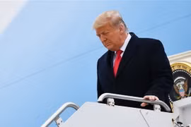 Ông Donald Trump khi còn là Tổng thống Mỹ rời chuyên cơ Không lực 1 tại Harlingen, bang Texas ngày 12/1/2021. (Ảnh: AFP/TTXVN)