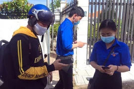 [Video] Đề nghị phạt người có điện thoại thông minh không cài Bluezone