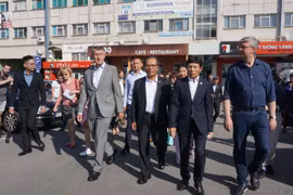 Thủ tướng Andrej Babis thăm trung tâm thương mại Sapa. (Ảnh: Hồng Kỳ/TTXVN)