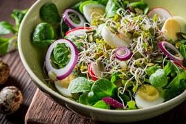 Mách nàng công sở mẹo làm salad ngon đúng chuẩn nhà hàng
