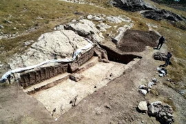 Phát hiện bức phù điêu khổng lồ và xưởng sản xuất rượu 2.700 năm tuổi 