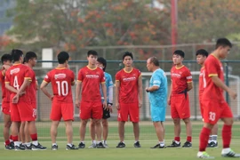 Huấn luyện viên Park Hang Seo và cầu thủ trong một buổi tập. (Ảnh: Hoàng Linh/TTXVN)