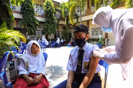 Malaysia mua vaccine Pfizer cho trẻ, Indonesia giảm giá xét nghiệm PCR