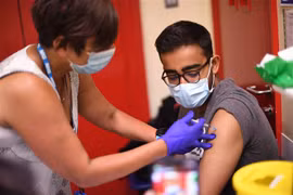 Nhân viên y tế tiêm vaccine ngừa COVID-19 cho người dân tại London, Anh. (Ảnh: AFP/TTXVN)