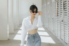 Combo sơmi, quần jeans phủ sóng thời trang đường phố của dàn sao Việt