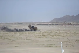 Kíp xe của Đội tuyển Hóa học Quân đội nhân dân Việt Nam vượt qua các vật cản trong điều kiện khói lửa mô phỏng chiến trường. (Ảnh do đoàn cung cấp)