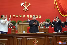 Nhà lãnh đạo Kim Jong-un (giữa) được bầu làm Tổng Bí thư tại Đại hội đại biểu toàn quốc lần thứ VIII của đảng Lao động Triều Tiên, diễn ra ở Bình Nhưỡng ngày 11/1/2021. (Ảnh: Yonhap/TTXVN)