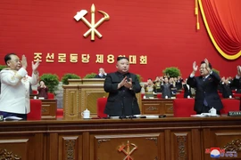 Nhà lãnh đạo Kim Jong-un (giữa) được bầu làm Tổng Bí thư tại Đại hội đại biểu toàn quốc lần thứ VIII của đảng Lao động Triều Tiên, diễn ra ở Bình Nhưỡng ngày 11/1/2021. (Ảnh: Yonhap/TTXVN)