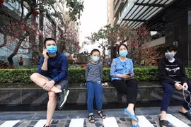 Cư dân chung cư Sky City Tower đã có thể đi lại, dạo chơi sau lệnh dỡ bỏ cách ly. (Ảnh: Thành Đạt/TTXVN)