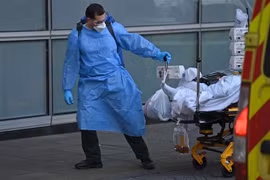 Chuyển bệnh nhân nhiễm COVID-19 tới bệnh viện ở London, Anh. (Ảnh: AFP/TTXVN)