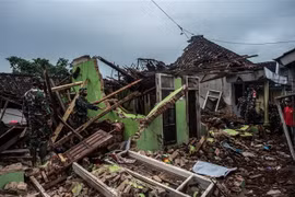 Nhà cửa bị tàn phá sau một trận động đất ở tỉnh Đông Java, Indonesia. (Ảnh minh họa. AFP/TTXVN)