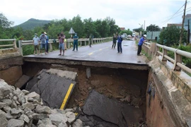 Bình Định: Nước lũ làm xói lở mố cầu Ngô La đoạn qua quốc lộ 19C
