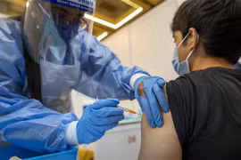 Malaysia rút ngắn thời gian giãn cách tiêm mũi vaccine tăng cường