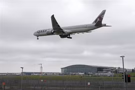 Một máy bay Boeing 777 chuẩn bị hạ cánh xuống sân bay Heathrow ở London, Anh. (Ảnh: AFP/ TTXVN)