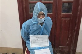 Đối tượng Quàng Văn Ổn và tang vật vụ án tại cơ quan chức năng. (Ảnh: TTXVN phát)