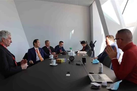 Quang cảnh buổi làm việc giữa Đại sứ Việt Nam tại Bỉ Nguyễn Văn Thảo và lãnh đạo cảng Antwerp. (Ảnh: Hương Giang/TTXVN )