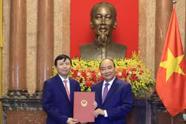Chủ tịch nước Nguyễn Xuân Phúc trao Quyết định phong hàm Đại sứ