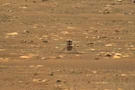 (Ảnh do NASA cung cấp): Thiết bị bay Ingenuity thực hiện chuyến bay đầu tiên trên Sao Hỏa, ngày 19/4/2021. (Ảnh: AFP/TTXVN)